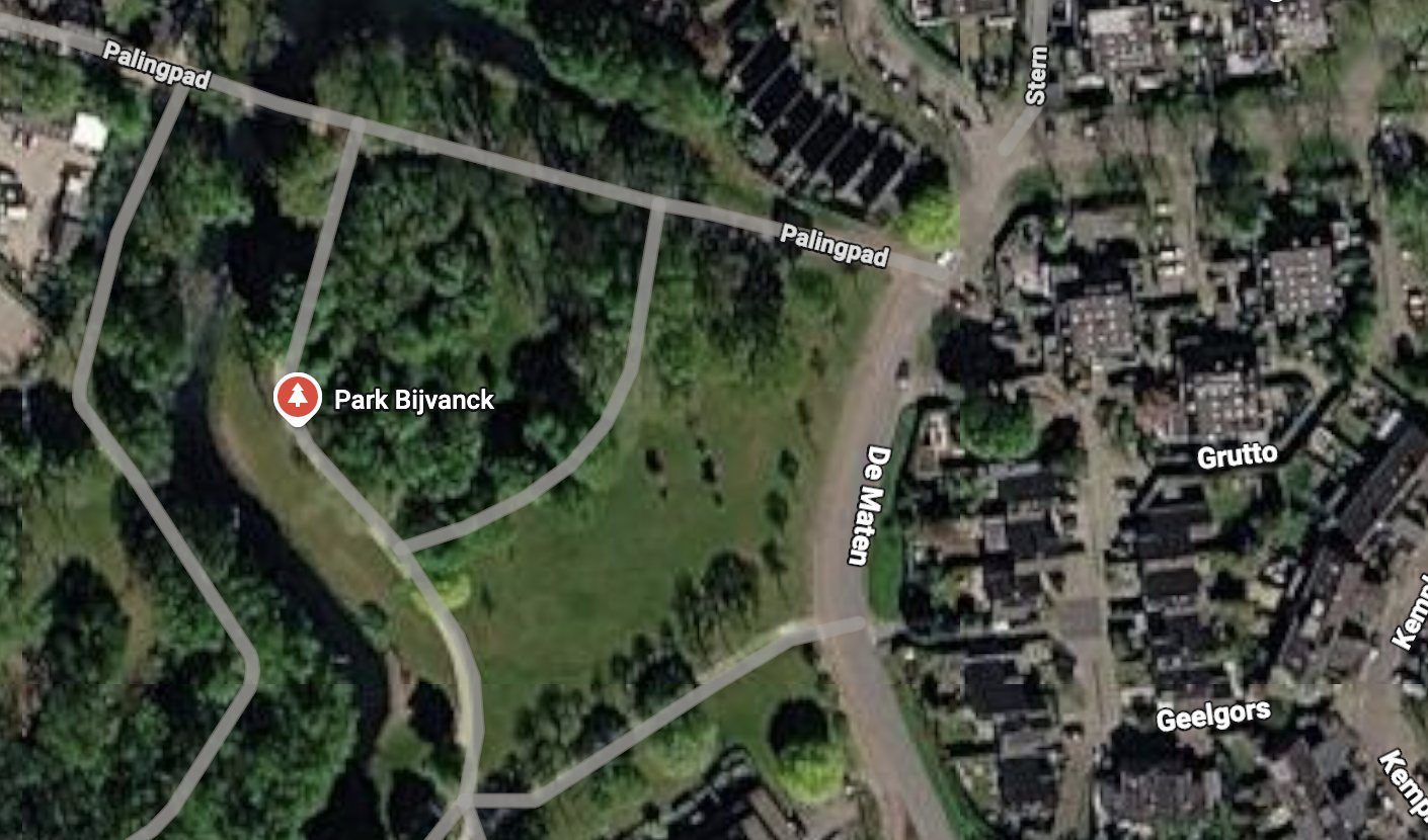 Luchtfoto van Park Bijvanck met het gazon tussen het Palingpad, De Maten en het park, met de woningen aan Grutto en Geelgors ten oosten van De Maten.